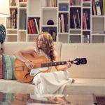 Ziza Fernandes lança álbum em inglês “Secrets”