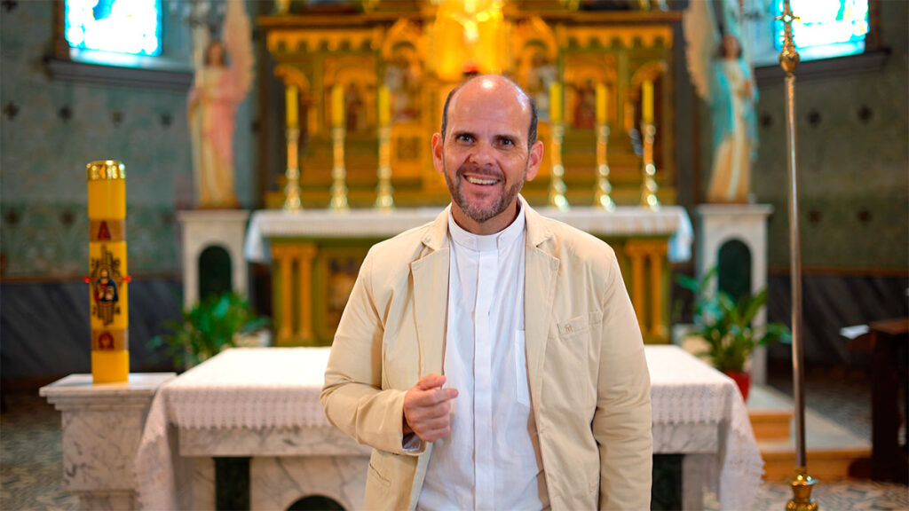 O Padre Alexandre Spena regrava a belíssima canção “Eu Te Levantarei”